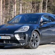 ポルシェ『マカンEV』の姿をしたアウディ 『Q8 e-tron』次期型プロトタイプと思われる車両（スクープ写真）