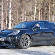 ポルシェ『マカンEV』の姿をしたアウディ 『Q8 e-tron』次期型プロトタイプと思われる車両（スクープ写真）