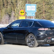 ポルシェ『マカンEV』の姿をしたアウディ 『Q8 e-tron』次期型プロトタイプと思われる車両（スクープ写真）