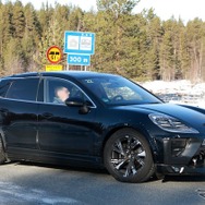 ポルシェ『マカンEV』の姿をしたアウディ 『Q8 e-tron』次期型プロトタイプと思われる車両（スクープ写真）
