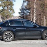 ポルシェ『マカンEV』の姿をしたアウディ 『Q8 e-tron』次期型プロトタイプと思われる車両（スクープ写真）