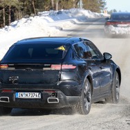 ポルシェ『マカンEV』の姿をしたアウディ 『Q8 e-tron』次期型プロトタイプと思われる車両（スクープ写真）