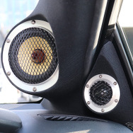 超ハイエンドスピーカーが取り付けられたオーディオカーの一例（製作ショップ：ジパング＜鳥取県＞）。