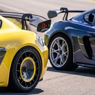 ポルシェ 718 ケイマン GT4 RS の「マンタイキット」装着車