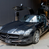 Mercedes me TokyoにはSLS AMGを展示。ガルウイングが特徴的だ。