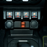 【ジムニー/ジムニーシエラ専用10型カーナビ・ビッグX】イルミネーションに合わせたアンバーカラーLEDのビルトインHDMI/USBユニット付属。
