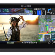 「市販AV一体型ナビ」の一例（ケンウッド・彩速ナビ）。