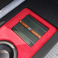プロセッサーが導入され「アクティブシステム」が構築されたオーディオカーの一例（製作ショップ：ウェイブトゥポート＜鳥取県＞）。