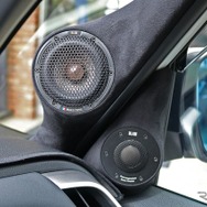 フロントスピーカーの取り付け、特にAピラー／ドアミラー裏のミッドレンジ／ツイーターがお気に入りポイントとなった。