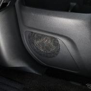 実用的な面を考慮してドアのミッドバスはインナーバッフルとする。ユニットにはブラムのWS6 multixを用いる。