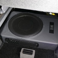 シート下にはブラムのパワードサブウーファー・MSP25Pをインストール。スペースをムダにしない取り付けとなった。