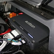 オーディソン・プリマのDSPアンプであるAFM12.14bitをシート下に設置。高いコントロール性とコンパクトなボディが魅力だ。