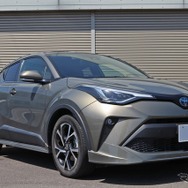 ショップの普段使いにも用いるプライベートカー兼デモカーのC-HR。取っつきやすい内蔵システムで構築されているのが特徴。