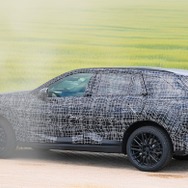 BMW iX5 次期型プロトタイプとみられる車両（スクープ写真）