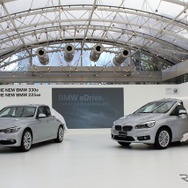 BMW 330e(左)と225xeアクティブツアラー(右)