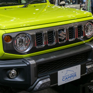 日本未発売の『ジムニーシエラ 5ドア』ポップアップルーフ付き車両が参考展示…東京キャンピングカーショー2024