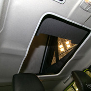 日本未発売の『ジムニーシエラ 5ドア』ポップアップルーフ付き車両が参考展示…東京キャンピングカーショー2024