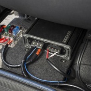 キッカーのサブウーファーをドライブするのは同じくキッカーのパワーアンプ・CXA800.1。シート下に収めている。