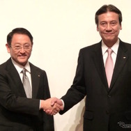トヨタ自動車の豊田章男社長とダイハツ工業の三井正則社長