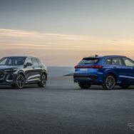 アウディ Q5 新型（左）とSQ5 新型（右）