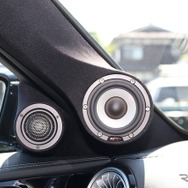 フロントスピーカーはベースにイートンのCORE-S3を用いる。ミッドレンジはAピラー、ツイーターはドアミラー裏にインストール。