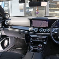 4つのフロントスピーカーが見える姿はとにかく圧巻。しかし周辺のデザインも含めて純正イメージを崩していないのも見どころ。