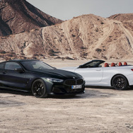 BMW M850i xDrive Coupe The Final Edition（左）とM850i xDrive Cabriolet The Final Edition（右）