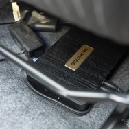 シート下に設置されていたのはゴールドホルンのDSPアンプであるDSPA406（GDT42）。コンパクトで高性能なモデルだ。
