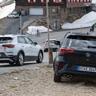 VW Tロック 次期型プロトタイプ（白）と現行型（ダークカラー）