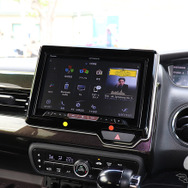 「マルチ制御」を行える「メインユニット内蔵型DSP」が搭載されたAV一体型ナビの装着例（製作ショップ：Kサウンド＜広島県＞）。