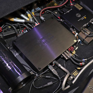 「パワーアンプ内蔵DSP」が導入されたオーディオカーの一例（製作ショップ：アミューズ＜広島県＞）。