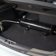 ラゲッジルームにはエアサスタンクを設置。シンプルなインストールで荷室の使い勝っても考慮した作り。