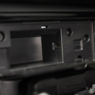 パネルを開くとケーブルの収納可能なスペースとなっていて、USB Type-Cの急速充電対応ポートがある