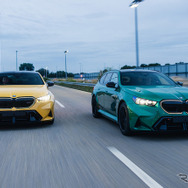 BMW M5セダン（左）とM5ツーリング 新型（右）