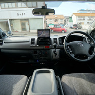 こちらは、アンティフォンの“仕事車”ハイエース。このクルマにもこだわりのシステムが搭載されている。フロント2ウェイは、フォーカル＋ディナウディオ。