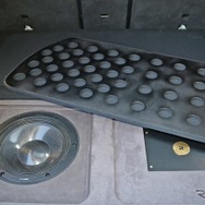 プロテクションボードも音抜け、熱対策のためにエア抜きの穴を空けて対処している。