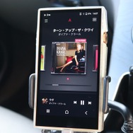 音楽プレイヤーに用いるのはA&KのSP3000。DAPの中でも定評のあるモデルでシステムに似つかわしい高精度な音源再生を行う。