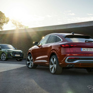 アウディ Q5スポーツバック（左）とSQ5スポーツバック（右）