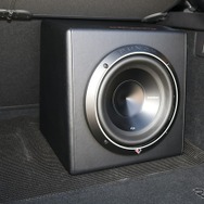 エンクロージャーを組んでラゲッジの右サイドに置かれたサブウーファー。低音の質にこだわったセレクトとなった。
