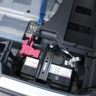 バッテリーはこの位置に設置されてるのもクラウンの魅力のポイント。バッテリー直電源を引くには効率の良い場所だ。
