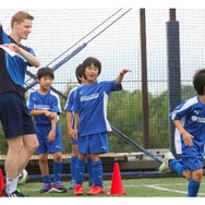 ネイティブとバイリンガルの先生が英語で楽しくサッカーを指導