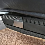 リアシートの下にはサブウーファー用のパワーアンプであるロックフォードT1500をインストールしている。