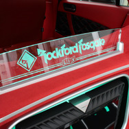 ラゲッジのオーディオボード上面にはメインユニットであるロックフォードと店名のロゴを加えたオーナメントが装備される。
