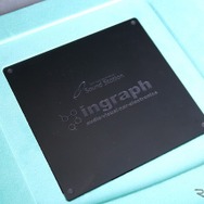 左サイドにはヘリックスのDSP-PRO ULTRAと同サイズのダミーパネルを設置。ショップロゴなどを施した質感の高い仕上がりだ。