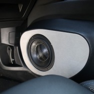 ドア下部は大きく加工されエンクロージャーしてモレルのイレイトカーボンMW6をインストールする。純正デザインも損なっていない。