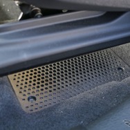 シート下純正ウーファー位置にはイートンのBMW専用ユニットであるB-195NEOをインストールし低音を補っている。