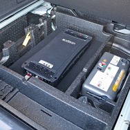 ラゲッジフロアのパネルを開けるとフロア下にパワーアンプが現れる。スペアタイヤスペースを使ったインストールでスマート。
