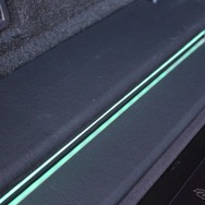 アクリルを使い間接照明でイルミ光を照射するスタイルが上質で美しい。大人のインストールの中にキラリと光る部分を注入した。