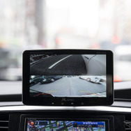 別売の車種別サイドカメラ映像（上）とリア映像（下）