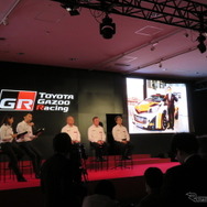 WRC参戦計画の進捗についてのトークセッション（写真中央＝右から2人目はマキネン氏。右のスクリーン内は昨年の発表会での豊田社長）。